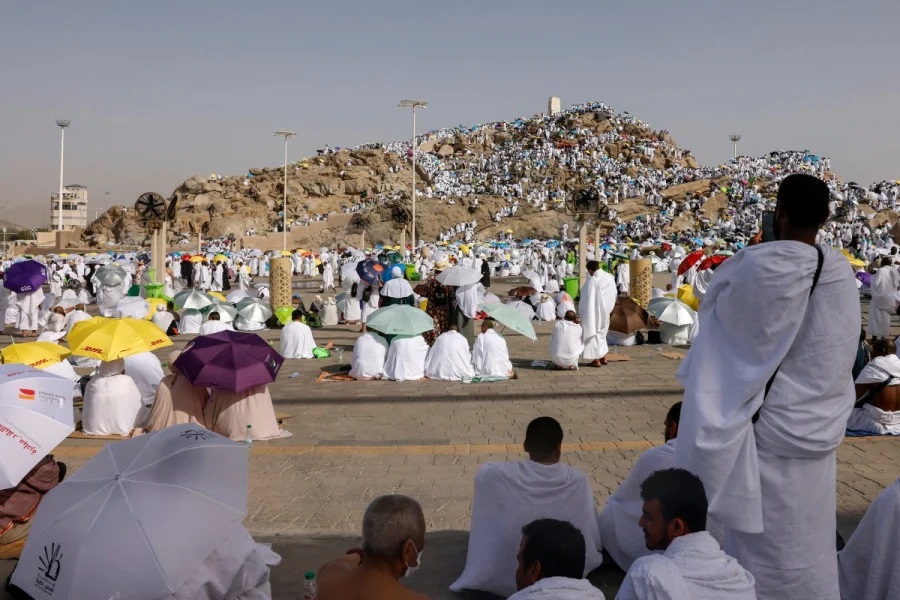 ضيوف الرحمن يتوافدون إلى صعيد عرفات لأداء ركن الحج الأعظم