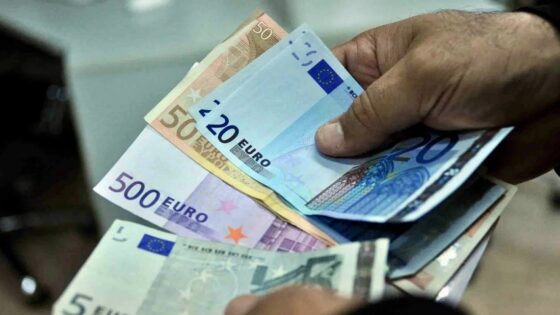 فرنسا تستأثر بنحو ثلث التحويلات المالية لمغاربة الخارج