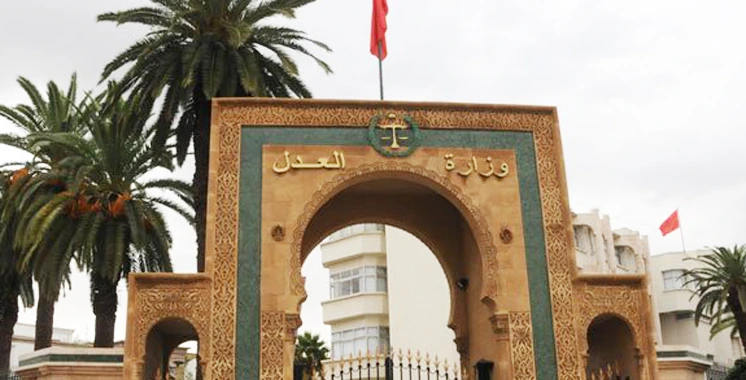 وزارة العدل تحذر رسائل احتيالية لأداء غرامات مخالفات السير