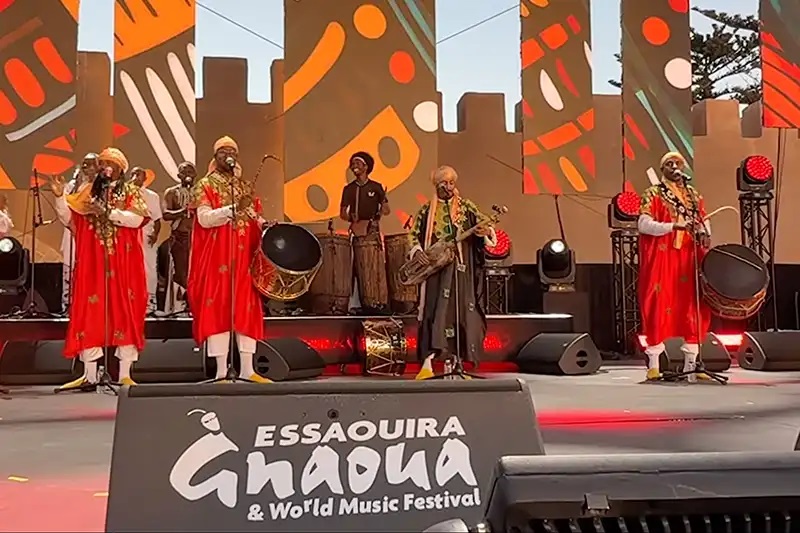 مهرجان كناوة.. إيقاعات حية تمزج الجذور المحلية والتيارات المعاصرة