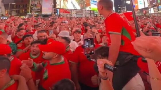 مغاربة نيويورك يلهبون ساحة “تايمز سكوير” حماسا بعد تأهل أسود الأطلس
